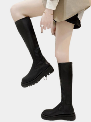 Zwarte leren knielaarzen voor dames, modieus en comfortabel, met stevige zool en minimalistisch ontwerp. Perfect voor herfst- en wintermode.