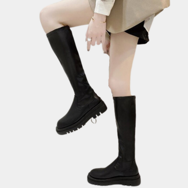 Zwarte leren knielaarzen voor dames, modieus en comfortabel, met stevige zool en minimalistisch ontwerp. Perfect voor herfst- en wintermode.