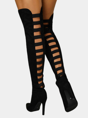 Zwarte dijhoge laarzen met opengewerkte bandjes en hoge hakken, modieuze dameslaarzen, trendy schoeisel, stijlvolle overknee boots.