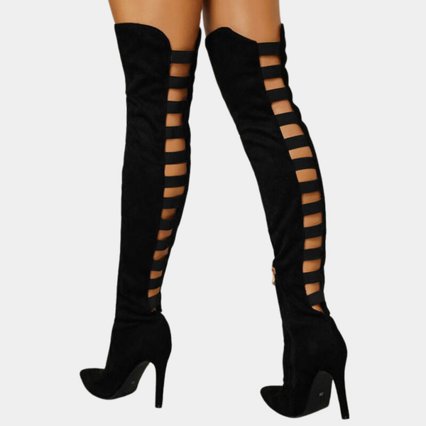 Zwarte dijhoge laarzen met hoge hakken en opengewerkte zijkanten, modieuze dameslaarzen, trendy schoeisel, stijlvolle schoenen voor vrouwen.