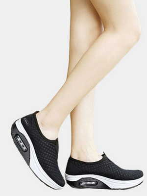 Zwarte dames sneakers met luchtkussen zool, slip-on ontwerp, comfortabele sportieve schoenen, ideaal voor wandelen en dagelijks gebruik.