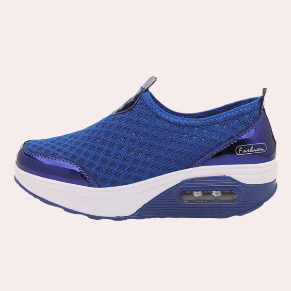 Blauwe dames sneaker met luchtkussen zool, ademend mesh bovenwerk en glanzende accenten. Comfortabele en modieuze sportschoen.