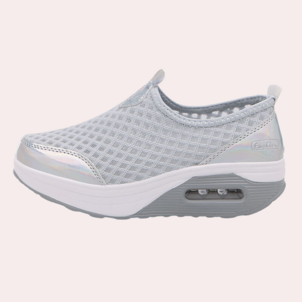 Grijze dames sneaker met luchtkussen zool, ademend mesh bovenwerk en holografische details. Comfortabele en modieuze sportschoen.