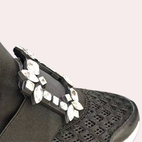 Zwarte damesschoen met elastische band en decoratieve kristallen gesp, modieuze sneaker, comfortabele pasvorm, trendy design.