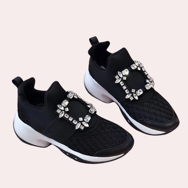 Zwarte sneakers met kristallen versiering, ademend mesh, en witte zool. Luxe damesschoenen, modieuze sportschoenen, trendy design.