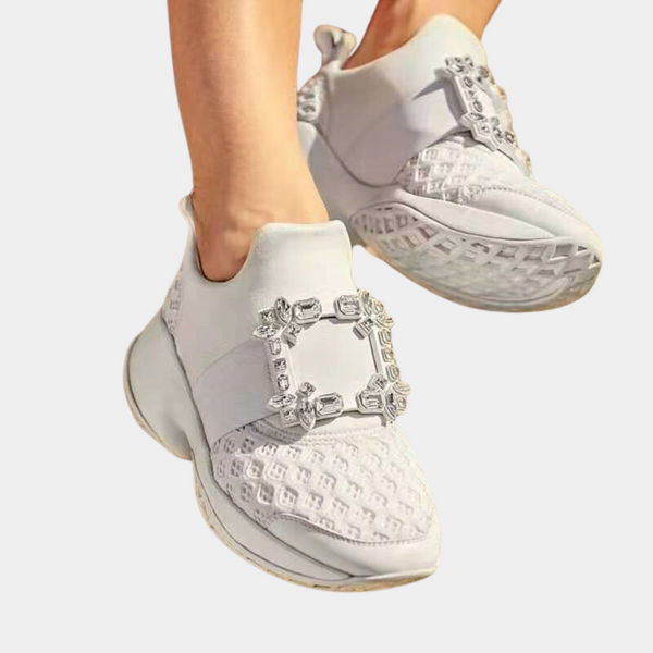 Witte damessneakers met diamantgesp, geweven textuur en dikke zool. Modieuze sportschoenen, comfortabel en stijlvol voor dagelijks gebruik.