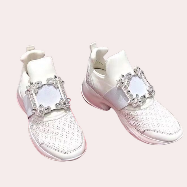 Witte sneakers met kristallen decoratie, ademend mesh, en elastische band. Modieuze damesschoenen, comfortabel en stijlvol voor dagelijks gebruik.