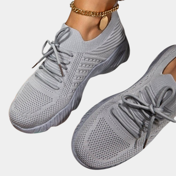 Grijze dames sneakers met gebreid patroon, comfortabele pasvorm en vetersluiting. Modieuze sportschoenen voor dagelijks gebruik.