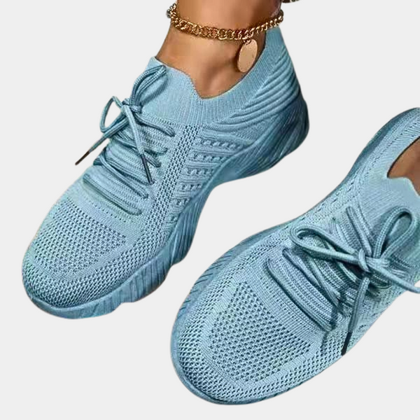 Lichtblauwe gebreide sneakers met veters, ademend ontwerp, comfortabele pasvorm, ideaal voor casual en sportieve outfits, damesmode.