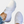 Witte sneakers met gebreid bovenwerk en dikke zool, gedragen met gouden enkelbandjes en gescheurde jeans. Trendy damesmode, comfortabele sportschoenen.