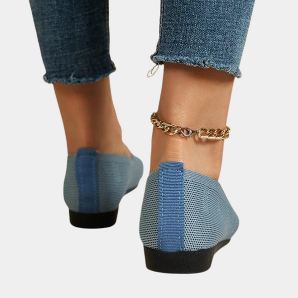 Blauwe damesloafers met lage hak, gedragen met enkelbandje en jeans. Comfortabele schoenen, casual stijl, perfect voor dagelijks gebruik.