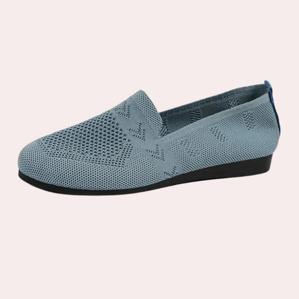 Blauwe dames instapper met ademend mesh, comfortabele pasvorm en lage hak. Perfect voor casual en dagelijks gebruik. Stijlvolle en lichte schoen.
