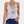 Vrouw in witte bloemen top met kant, spaghettibandjes en gouden sieraden, casual zomerlook, modieuze dameskleding, trendy outfit.