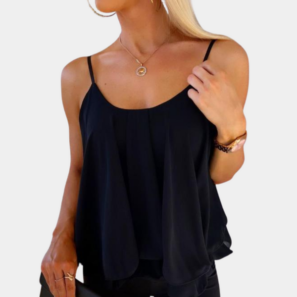 Vrouw in zwarte, mouwloze top met spaghettibandjes, gouden ketting en horloge. Modieuze dameskleding, casual zomeroutfit.