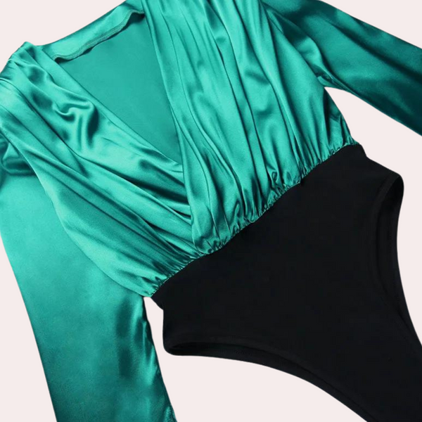 Groene satijnen bodysuit met lange mouwen en diepe V-hals, elegante dameskleding, modieuze outfit voor avond- of feestelijke gelegenheden.