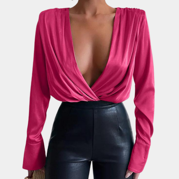 Vrouw in roze diepe V-hals blouse en zwarte leren broek, modieuze dameskleding, trendy outfit, stijlvolle top, elegante avondkleding.