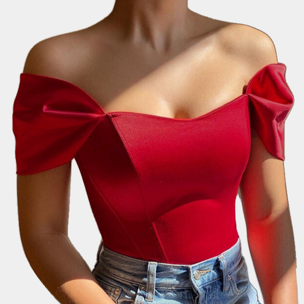 Rode off-shoulder top met korte mouwen en strikdetails, gedragen door model. Perfect voor zomermode, casual en elegante stijl.
