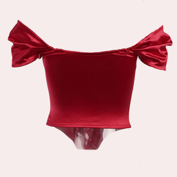 Rood satijnen off-shoulder top met pofmouwen, elegante damesmode, trendy zomeroutfit, stijlvolle kleding, perfect voor feestelijke gelegenheden.