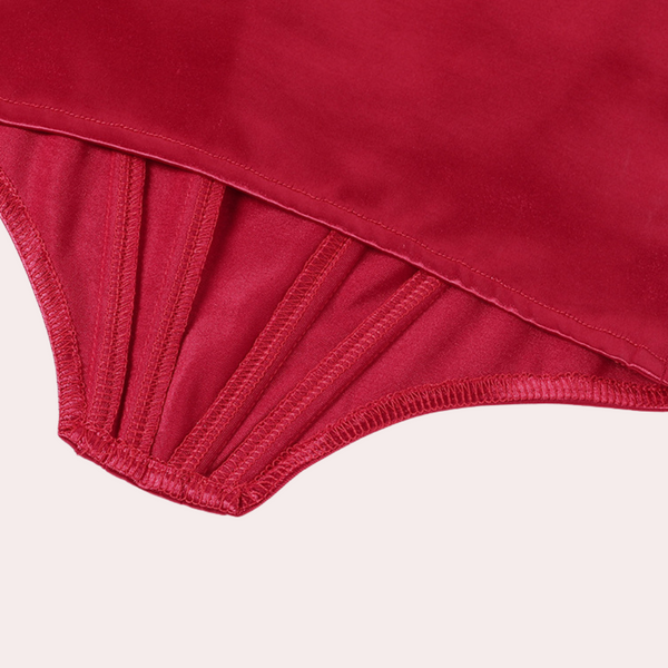 Rode satijnen slip met elegante plooien en gladde afwerking, damesondergoed, luxe lingerie, comfortabele pasvorm, modieuze stijl.