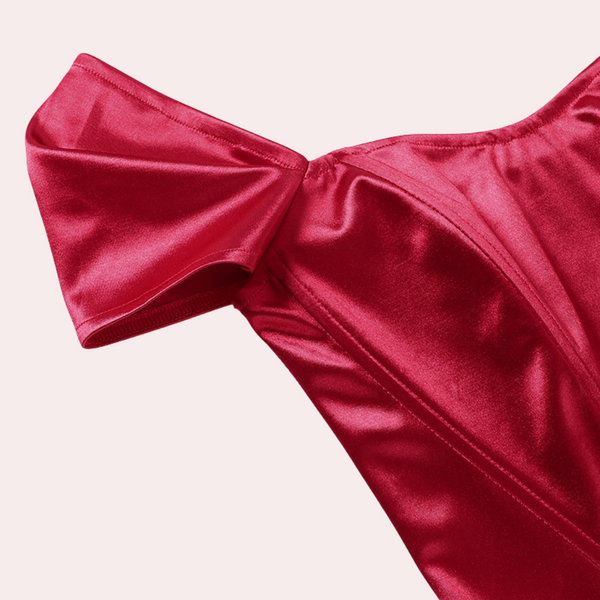 Rode satijnen jurk met asymmetrische halslijn en elegante plooien, perfect voor avondkleding. Luxe damesmode, stijlvolle rode jurk.
