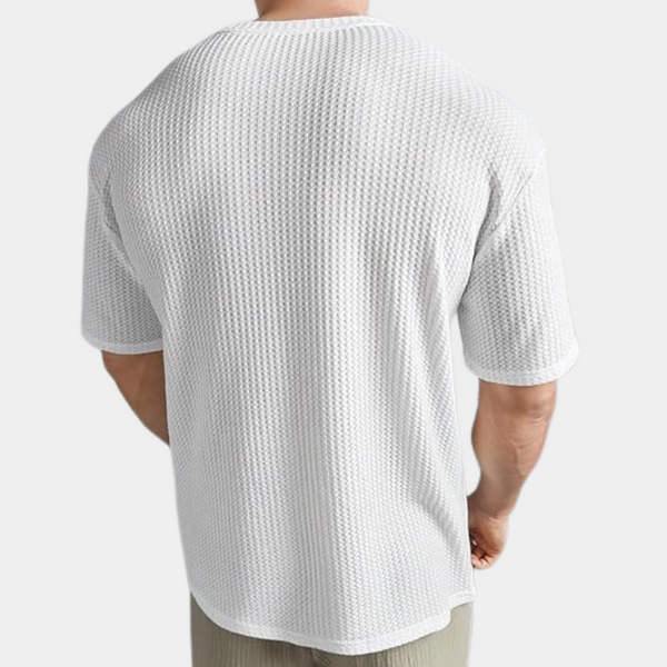 Witte heren T-shirt met textuur, korte mouwen en ronde hals, gedragen door een man. Comfortabel en stijlvol voor casual outfits.