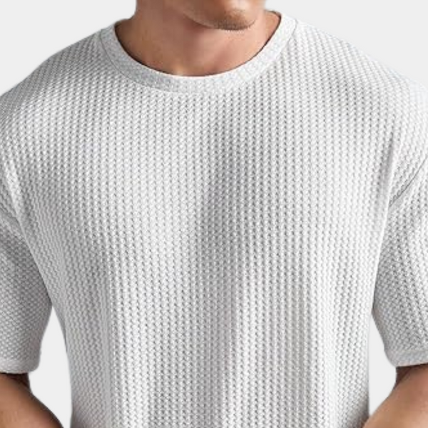 Witte gebreide trui voor heren, korte mouwen, textuurpatroon, casual stijl, comfortabele pasvorm, modieuze herenkleding.
