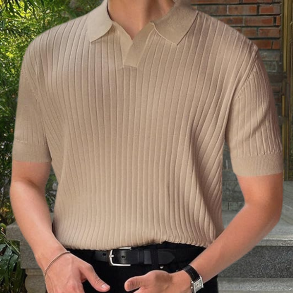 Beige geribbelde polo voor heren, korte mouwen, stijlvolle casual look, perfect voor zomeroutfits. Comfortabele pasvorm, moderne mode.