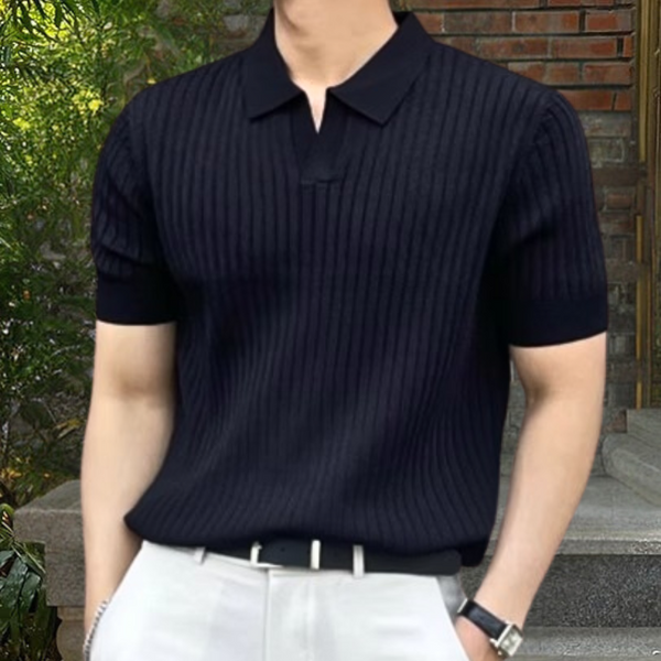 Zwarte geribbelde polo voor heren, korte mouwen, stijlvolle casual look, perfect voor zomeroutfits. Geschikt voor dagelijks gebruik en formele gelegenheden.