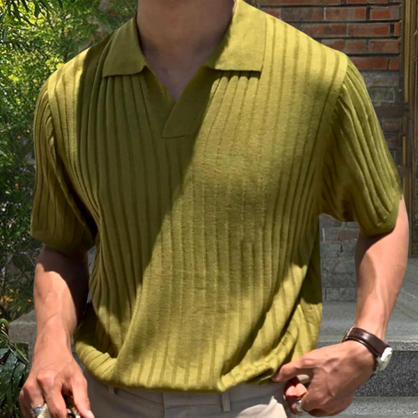 Groene geribbelde polo met korte mouwen, gedragen door een man. Perfect voor casual zomeroutfits. Comfortabele en stijlvolle herenmode.