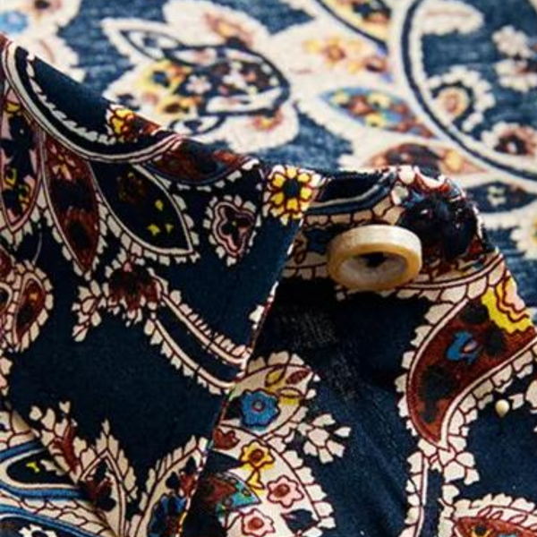 Donkerblauw overhemd met paisley-patroon, knoopsluiting en kleurrijke details. Perfect voor modieuze herenkleding. Hoogwaardige stof.