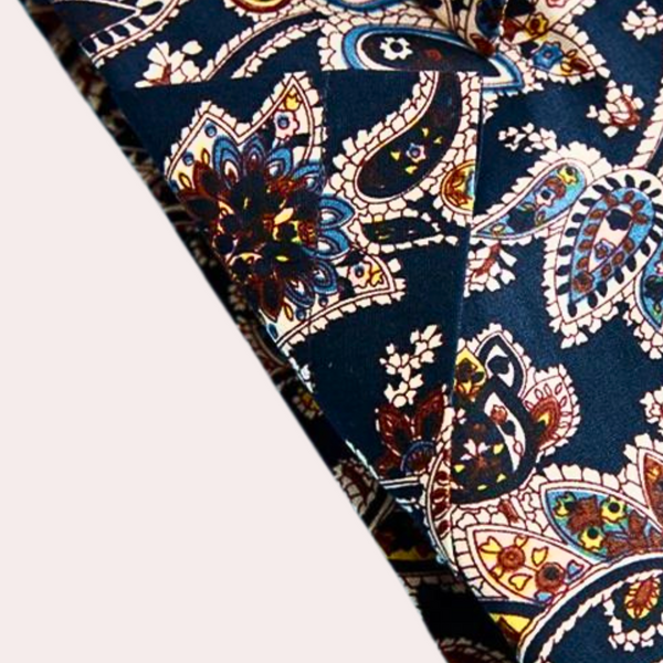 Donkerblauwe sjaal met kleurrijk paisley-patroon, ideaal voor modieuze herenkleding. Hoogwaardige stof, perfect voor stijlvolle accessoires.