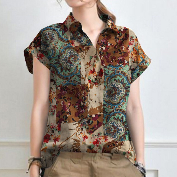 Damesblouse met korte mouwen, kleurrijk paisley-patroon op khaki achtergrond, casual en modieus, perfect voor zomerse outfits.