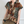 Vrouw draagt kleurrijke blouse met bloemen- en paisleypatroon, korte mouwen en kraag. Modieuze dameskleding, casual stijl, boho chic.