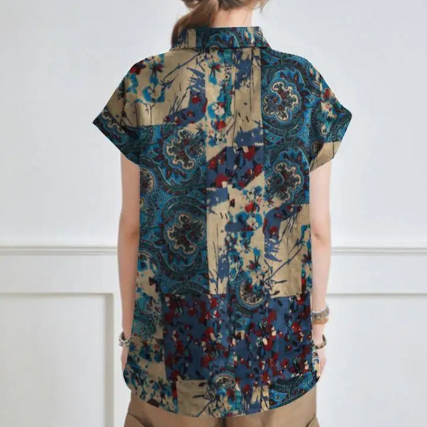Damesblouse met korte mouwen, blauw en beige paisley-patroon, casual stijl, katoenen stof, ideaal voor zomer, modieuze dameskleding.