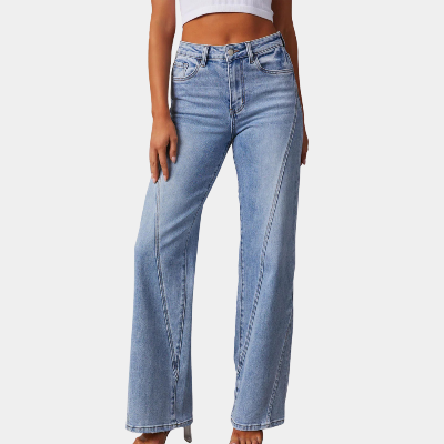 Vrouw in lichtblauwe denim jeans met wijde pijpen en hoge taille, gecombineerd met een witte crop top. Trendy damesmode, casual stijl.