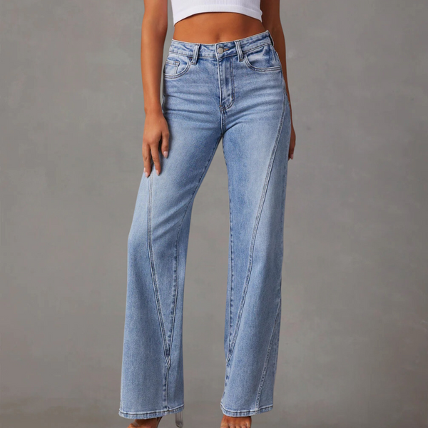 Vrouw draagt lichtblauwe denim jeans met hoge taille en wijde pijpen, gecombineerd met een witte crop top. Modieuze dameskleding, casual stijl.
