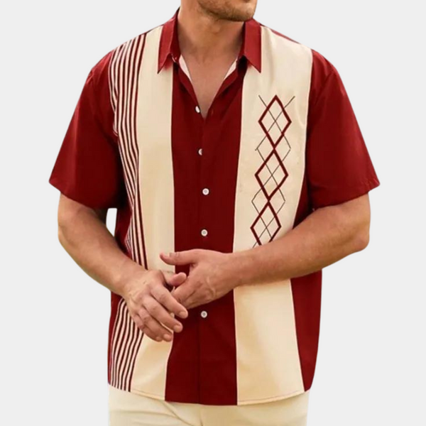 Rode en beige retro bowling shirt met korte mouwen, geometrisch patroon en knoopsluiting. Perfect voor casual herenmode en vintage stijl.