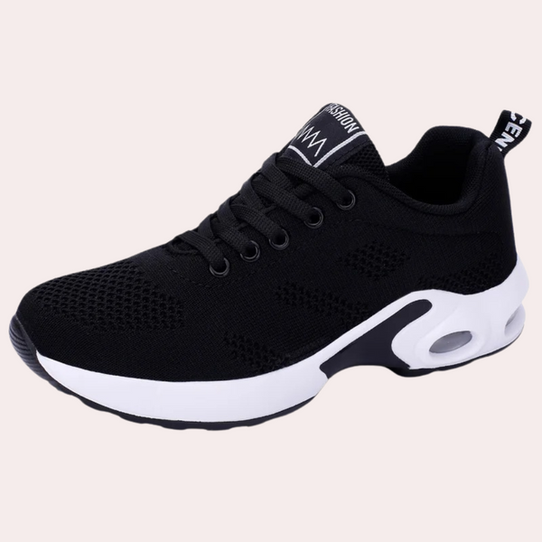 Zwarte sportschoen met witte zool, ademend mesh bovenwerk, vetersluiting en dempende zool. Perfect voor hardlopen en casual gebruik.