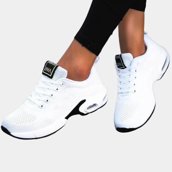 Witte dames sneakers met luchtkussenzool, ademend mesh bovenwerk en zwarte accenten. Comfortabele sportschoenen voor dagelijks gebruik.