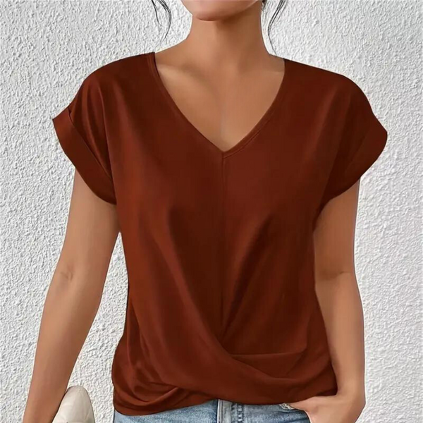 Vrouw draagt bruinrode V-hals T-shirt, casual stijl, korte mouwen, voor een witte achtergrond. Perfect voor modieuze dameskleding.