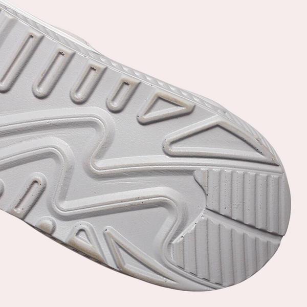 Witte rubberen schoenzool met geometrisch patroon, antislip ontwerp. Ideaal voor sportschoenen, biedt grip en duurzaamheid.