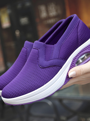 Paarse dames sneakers met ademend mesh, verhoogde zool en luchtkussen. Comfortabele sportschoenen voor dagelijks gebruik en wandelen.