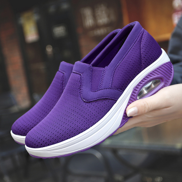 Paarse dames sneakers met ademend mesh, verhoogde zool en luchtkussen. Comfortabele sportschoenen voor dagelijks gebruik en wandelen.
