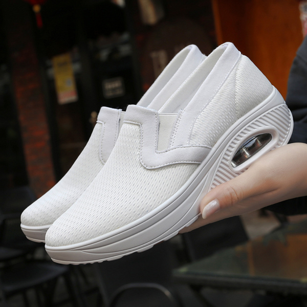 Witte dames sneakers met luchtkussen zool, ademend mesh bovenwerk, slip-on design, ideaal voor wandelen en casual gebruik. Comfortabele sportschoenen.