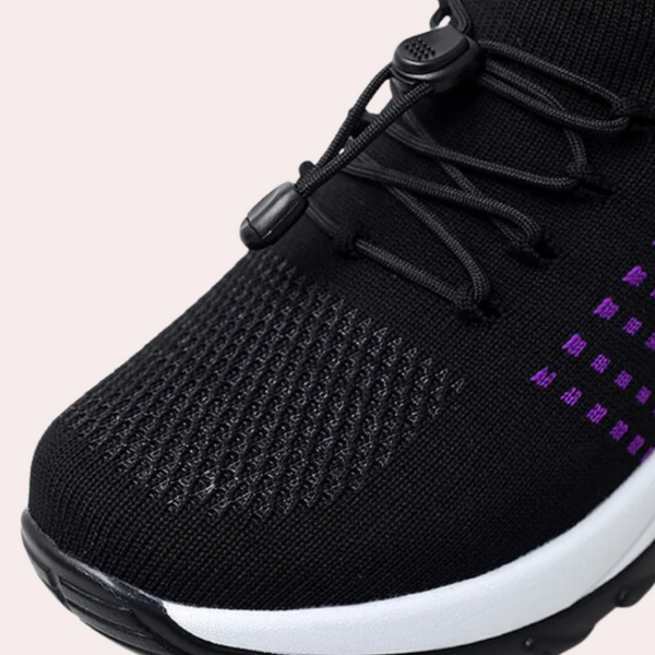 Zwarte sportschoen met paarse accenten, ademend mesh bovenwerk, elastische vetersluiting en witte zool. Ideaal voor hardlopen en fitness.