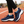 Donkerblauwe sportschoenen met witte zolen en blauwe accenten op een atletiekbaan. Comfortabele hardloopschoenen voor dames.