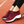 Rode dames hardloopschoenen met zwarte accenten, ademend mesh, stevige zool, ideaal voor sport en fitness. Comfortabele pasvorm op atletiekbaan.