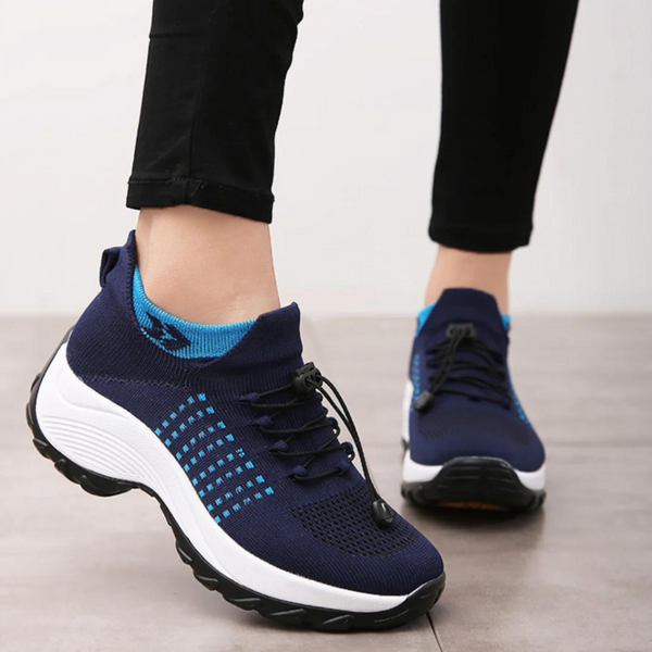 Donkerblauwe dames sneakers met witte zool, ademend mesh, elastische veters. Comfortabele sportschoenen voor dagelijks gebruik.