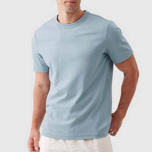 Lichtblauw T-shirt voor heren, korte mouwen, ronde hals, casual stijl. Perfect voor zomermode en alledaagse outfits. Comfortabele pasvorm.