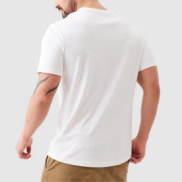Witte heren T-shirt, korte mouwen, gedragen door man met tatoeages, beige broek. Casual mode, comfortabele pasvorm, achteraanzicht.